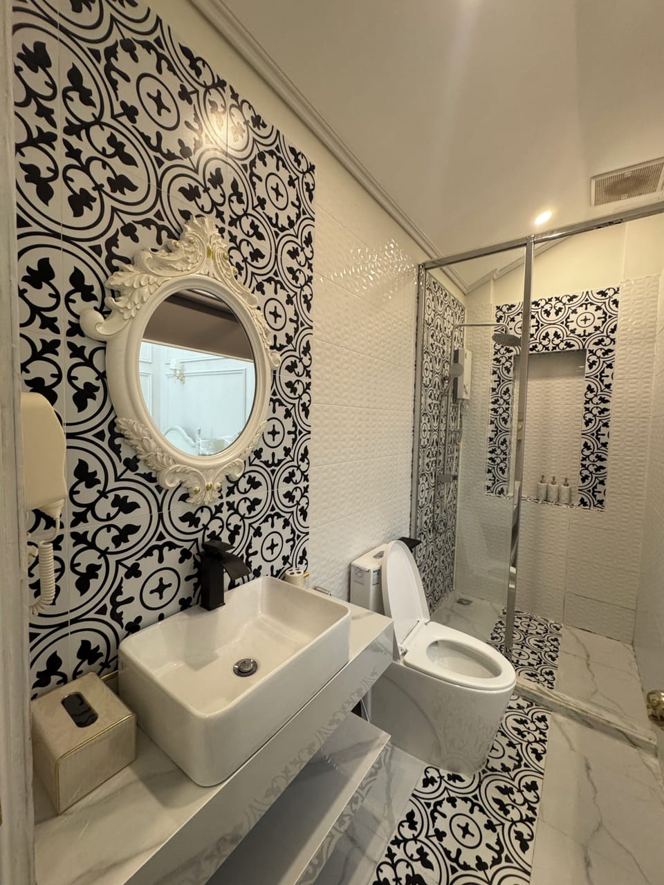 Deluxe Double Room | Bathroom | Shower, free toiletries, hair dryer, slippers