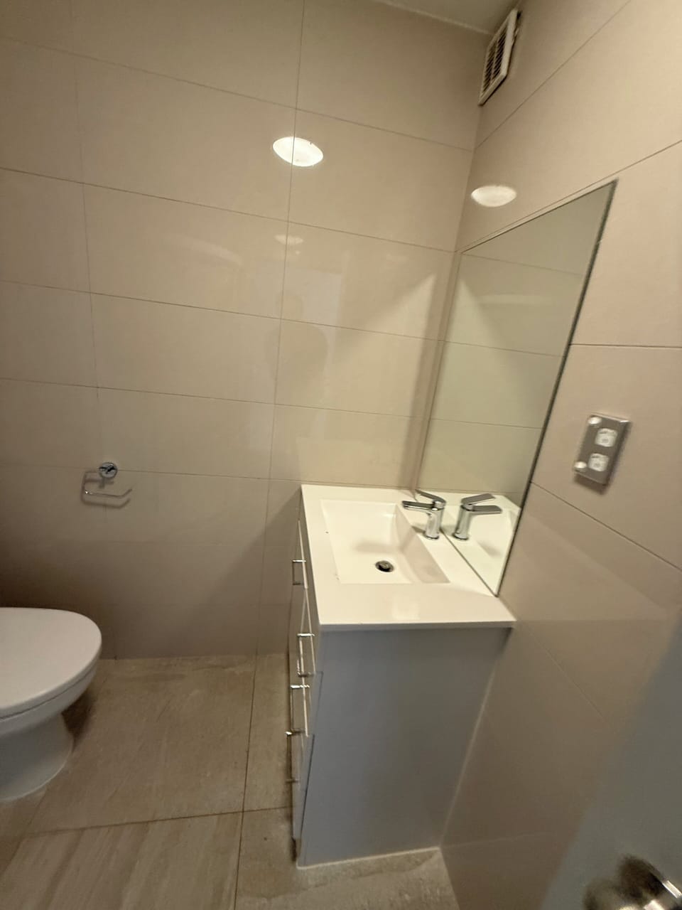 Studio | Bathroom | Shower, hair dryer, towels, soap