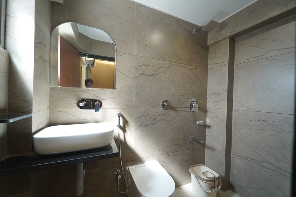 Twin Room | Bathroom | Shower, towels, soap, shampoo