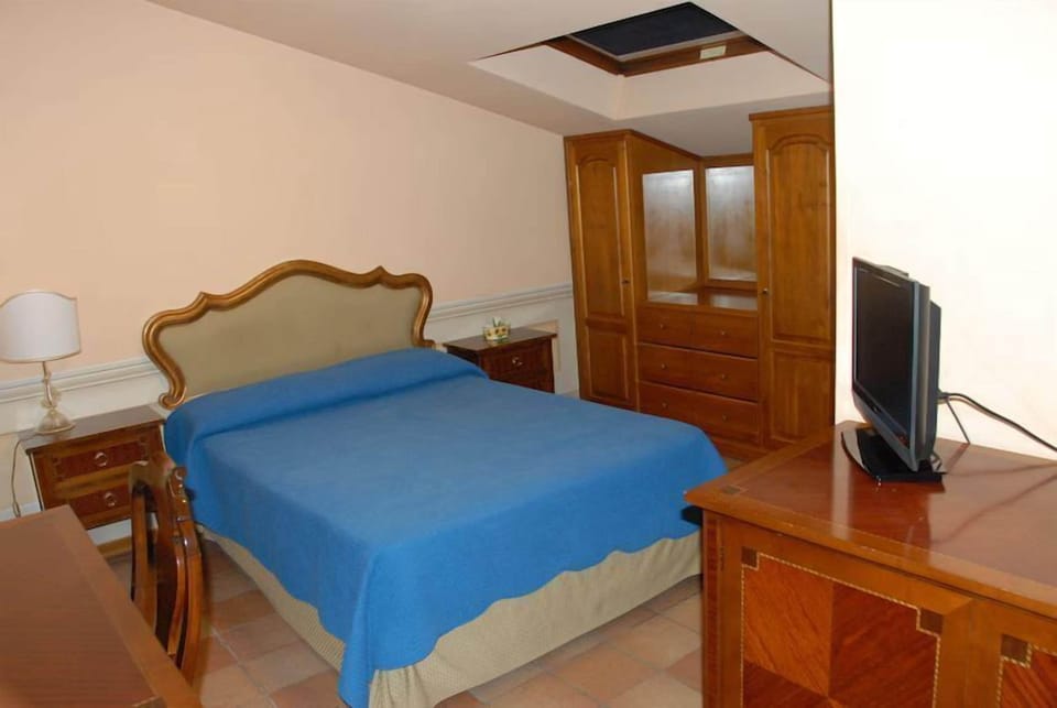 Double Room | Desk