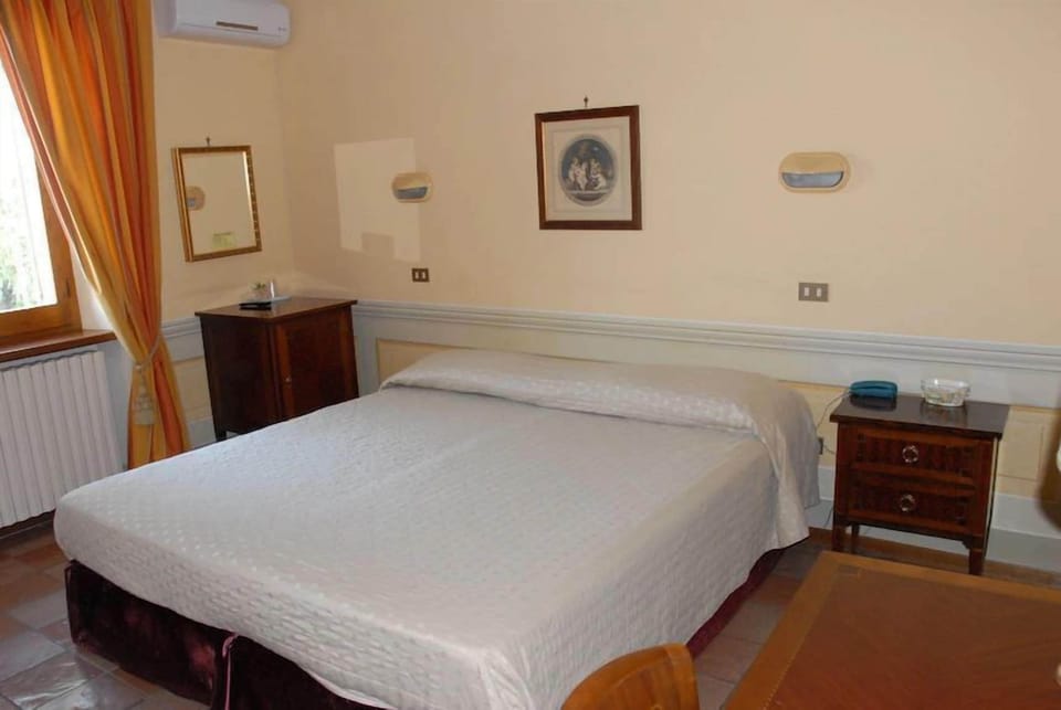 Double Room | Desk