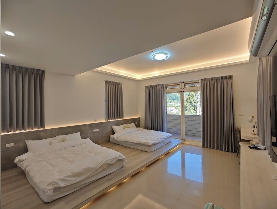 Comfort Quadruple Room, Mountain View | Desk, laptop workspace, free WiFi, bed sheets