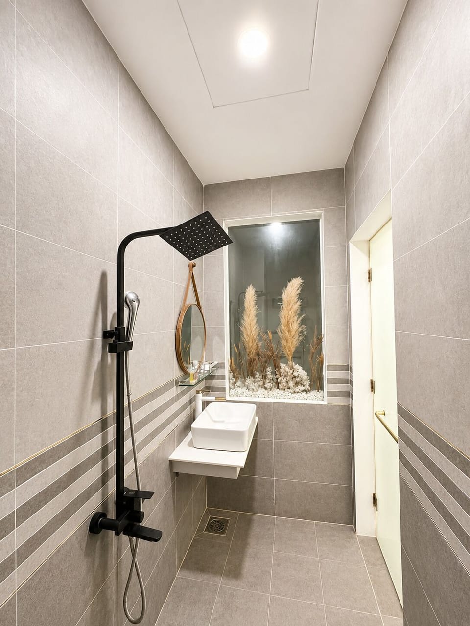Deluxe Double Room | Bathroom | Shower, hair dryer, slippers, bidet