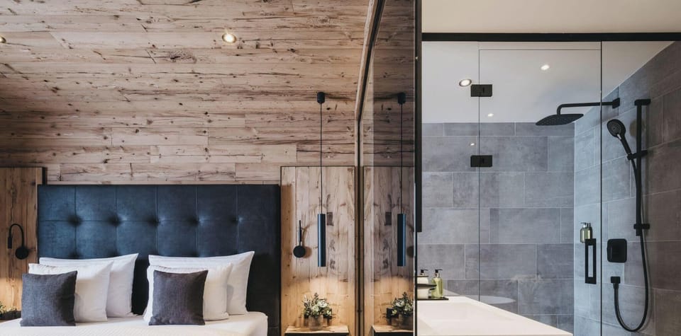 Grand Deluxe Zimmer | Bathroom | Free toiletries, hair dryer, towels, soap