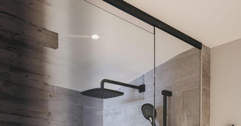 Grand Deluxe Zimmer | Bathroom | Free toiletries, hair dryer, towels, soap