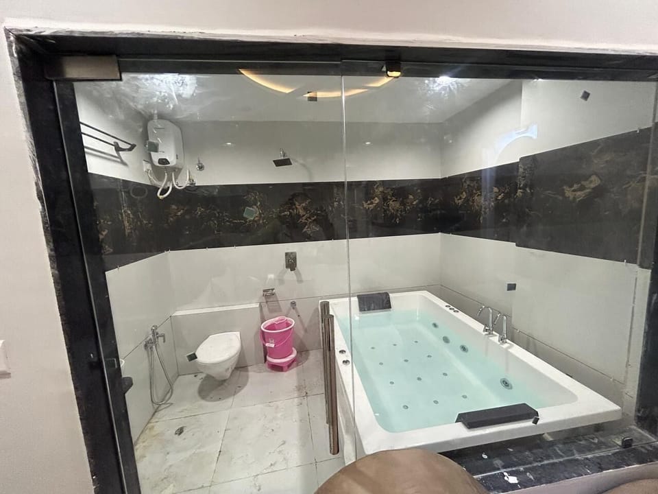 Luxury Room | Bathroom | Towels, soap, shampoo