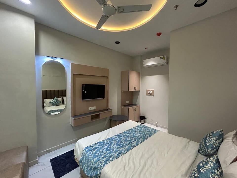 Luxury Room | Laptop workspace, WiFi (free)