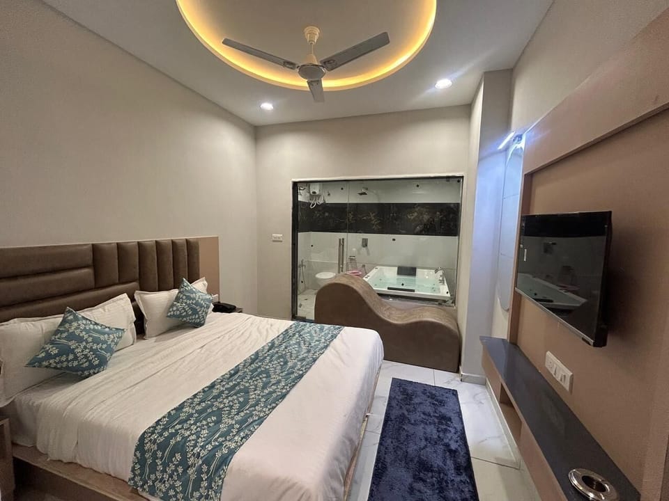 Luxury Room | Laptop workspace, WiFi (free)