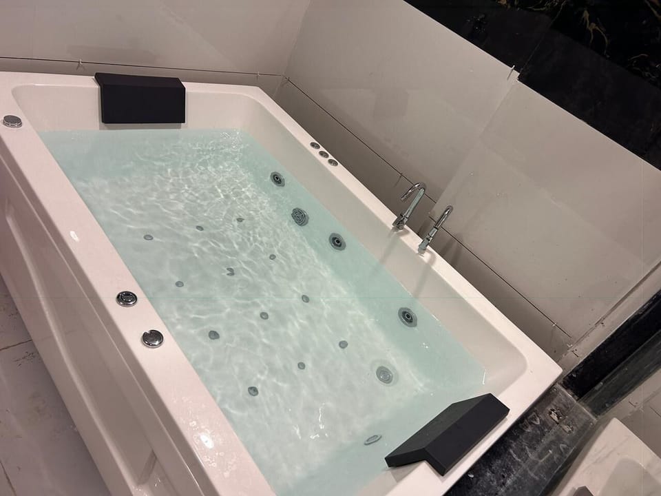 Luxury Room | Bathroom | Towels, soap, shampoo