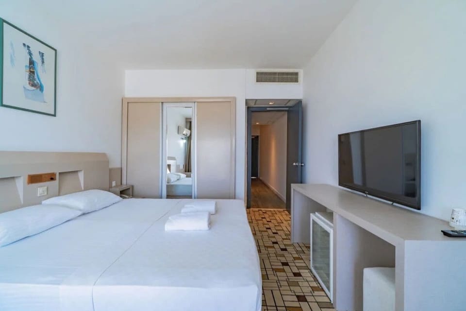 Family Room | In-room safe, desk, blackout drapes, free WiFi