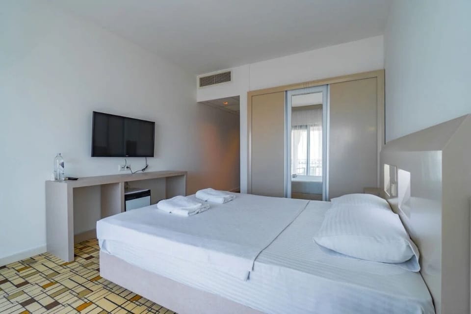 Standard Room, Balcony, Partial Sea View | In-room safe, desk, blackout drapes, free WiFi