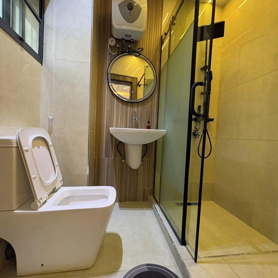 Economy Room, Balcony, City View | Bathroom | Hair dryer, towels, soap, shampoo