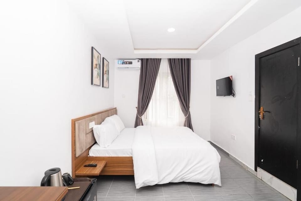 Junior Room, Balcony, City View | Desk, laptop workspace, soundproofing, free WiFi