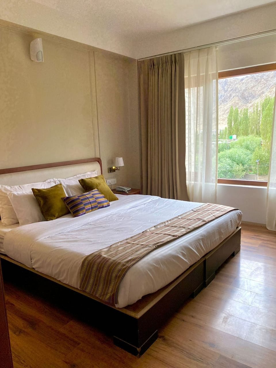 Premium Room | Desk, laptop workspace, WiFi (free)