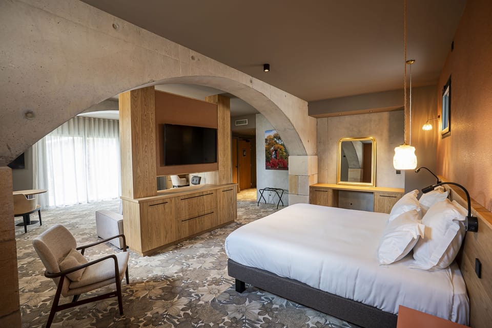 Suite | In-room safe, iron/ironing board (on request), WiFi (free)