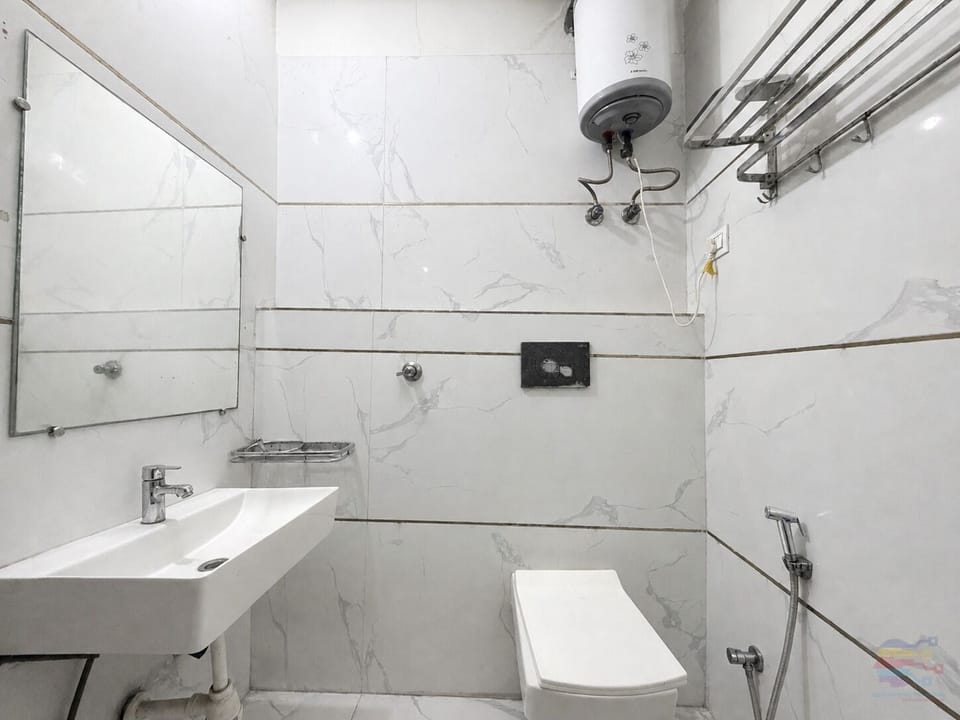 Deluxe Room | Bathroom | Shower, towels, soap, shampoo