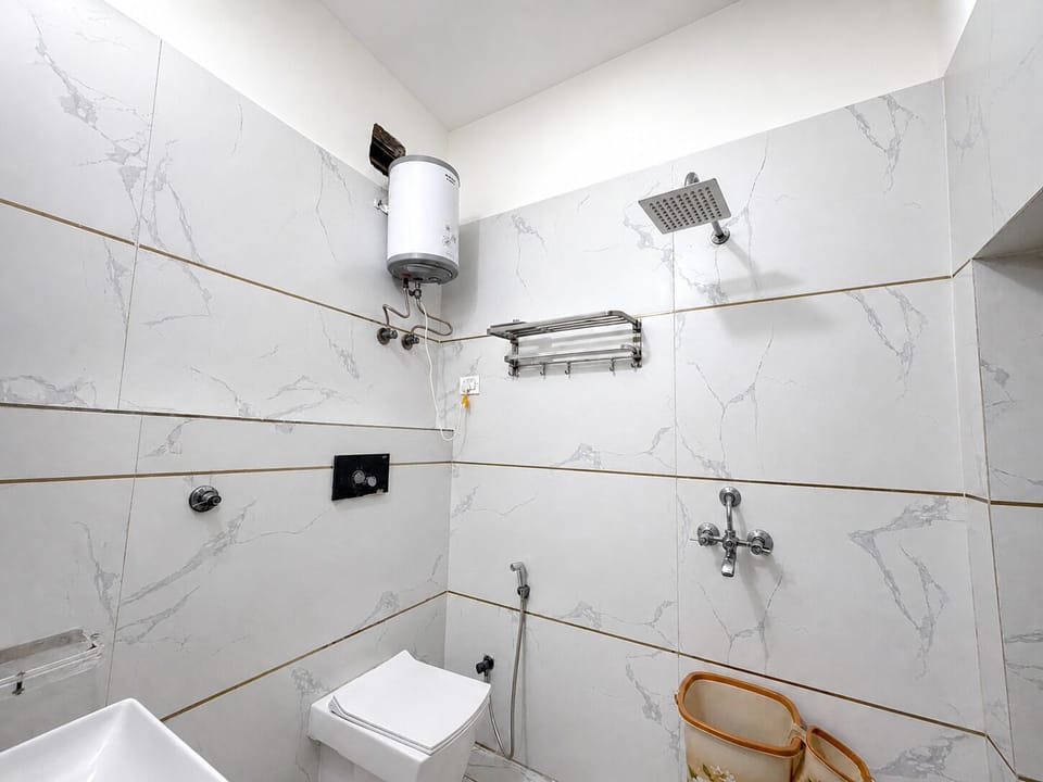 Deluxe Room | Bathroom | Shower, towels, soap, shampoo