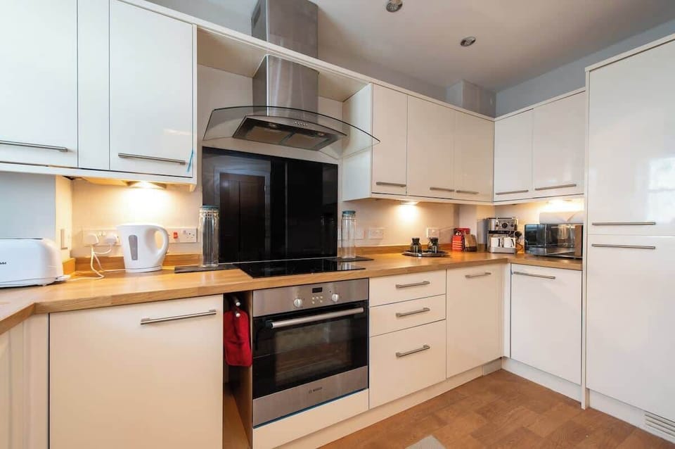 Modern Kitchen: Whip up culinary delights in this sleek, well-equipped space with stylish decor!