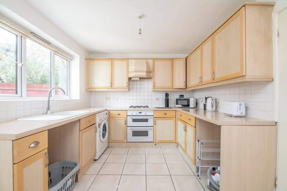 Kitchen: Bright and functional space perfect for culinary adventures and cozy family meals!