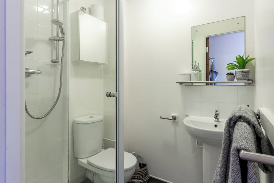 Single Room | Bathroom | Shower, towels