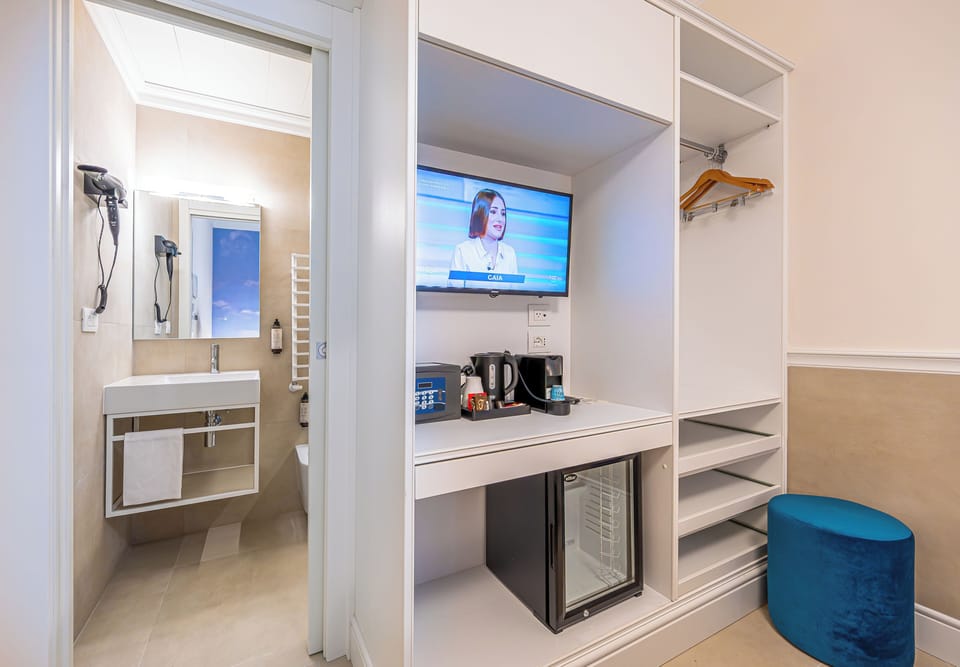 Deluxe Single Room | In-room safe, desk, laptop workspace, blackout drapes