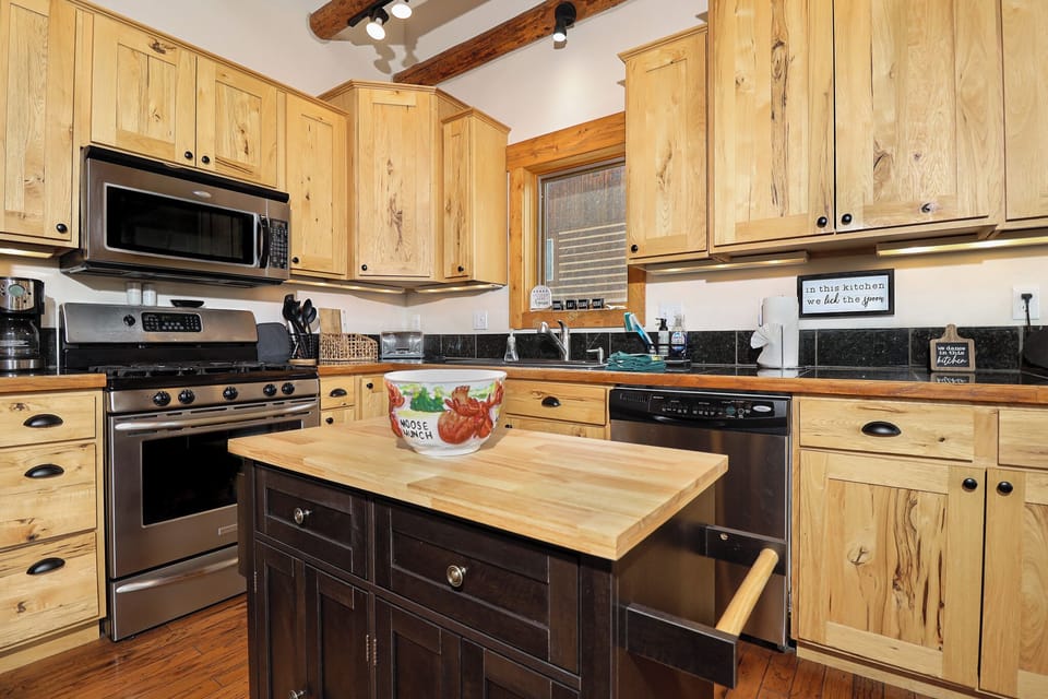 Full Kitchen w/ Gas Range & Island
