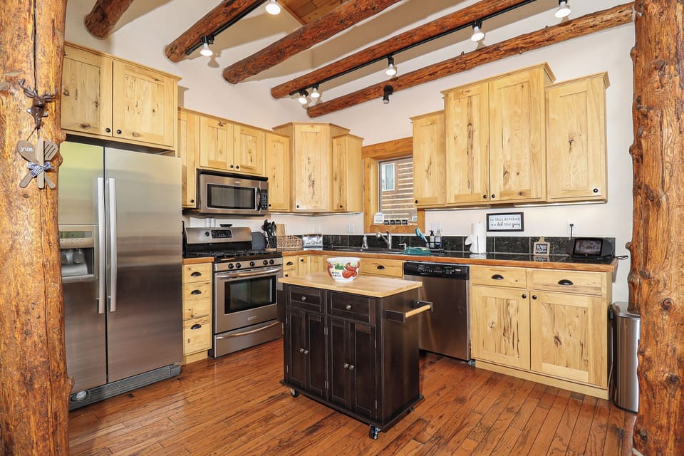 Full Kitchen w/ Island