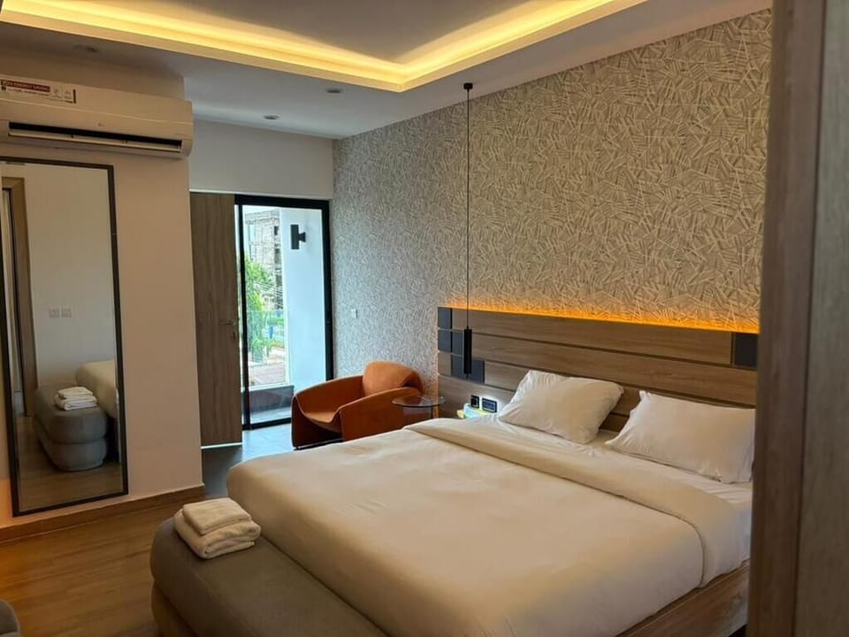 Single Room, Balcony, City View | In-room safe, desk, laptop workspace, soundproofing