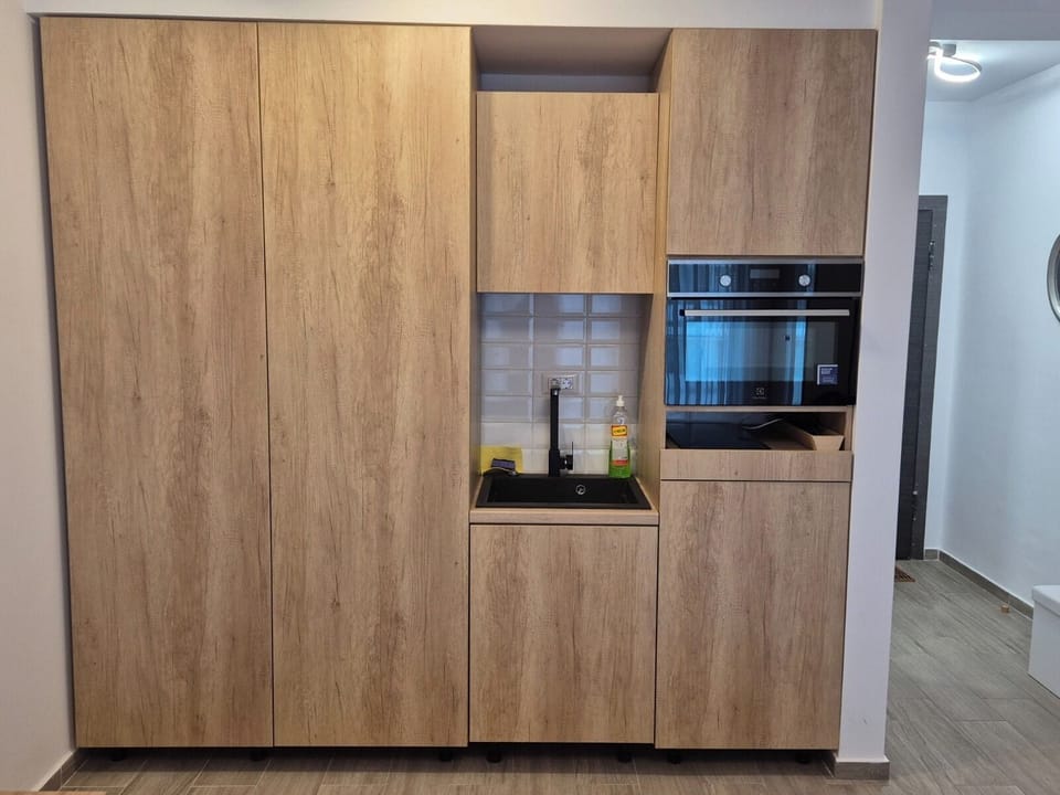 Deluxe Studio, Balcony, Partial Sea View | Private kitchen | Microwave, stovetop, cookware/dishes/utensils