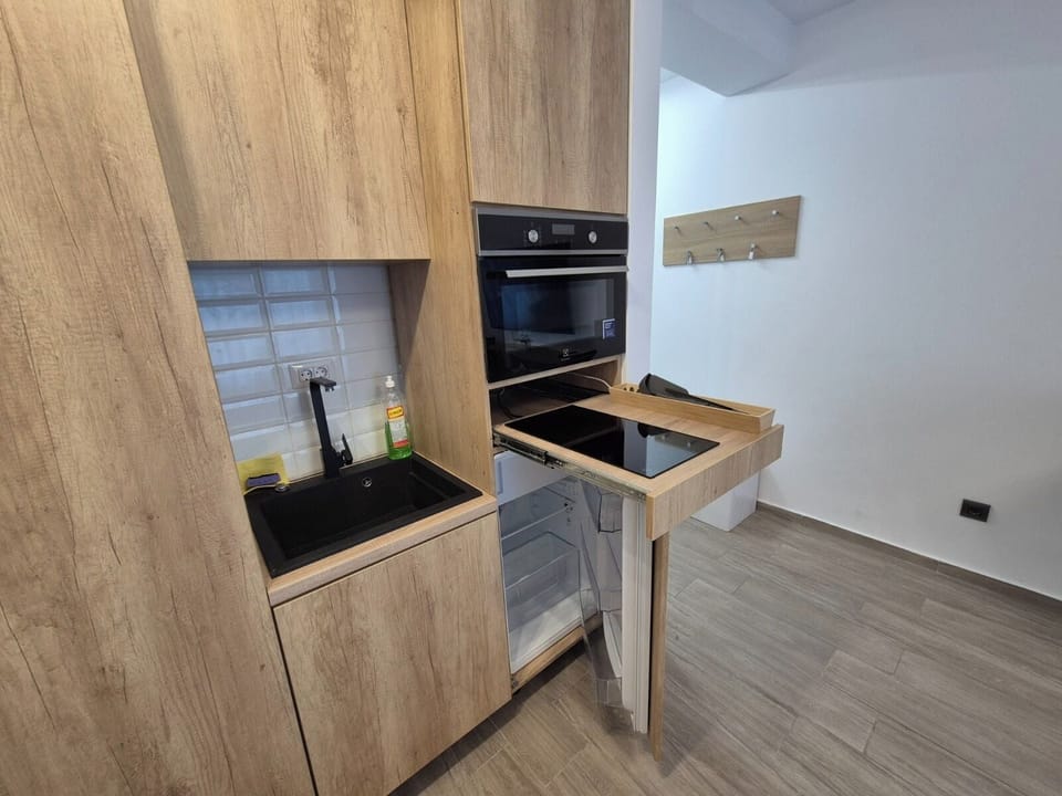 Deluxe Studio, Balcony, Partial Sea View | Private kitchen | Microwave, stovetop, cookware/dishes/utensils