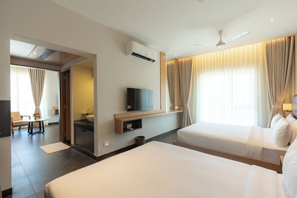 Grand Suite, City View | Desk, laptop workspace, iron/ironing board, WiFi (free)