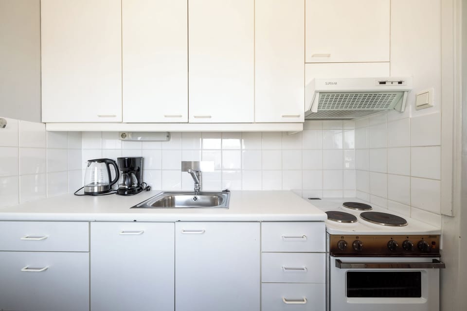 Classic Studio, 1 Queen Bed with Sofa bed, Kitchen | Private kitchen | Full-size fridge, oven, stovetop, coffee/tea maker