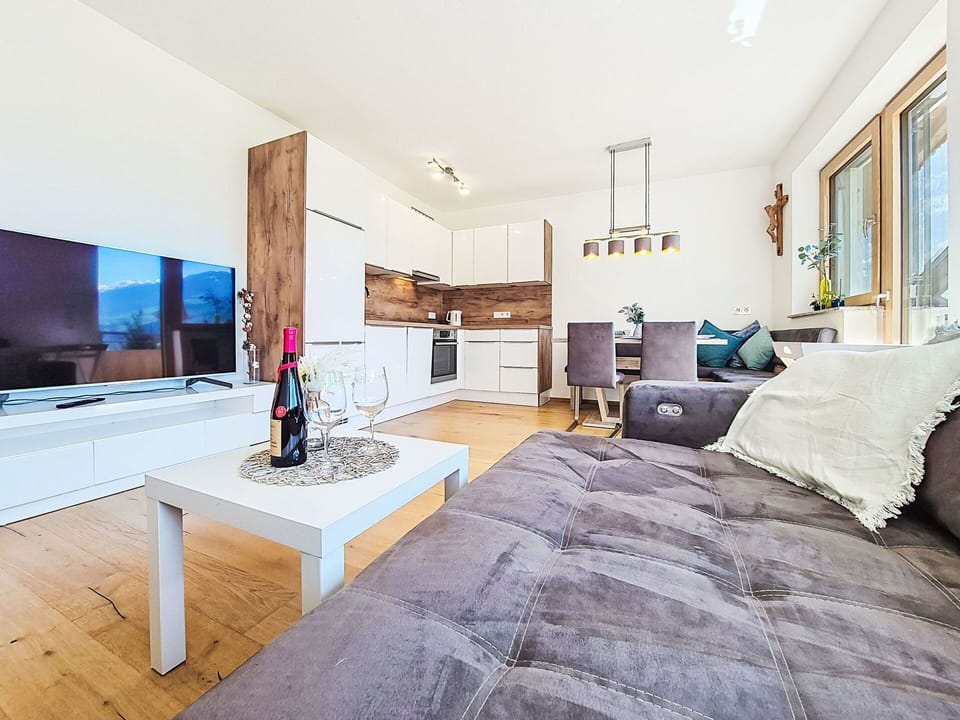 Furniture, Interior Design, Wood, Room, Flooring, Couch, Living Room, Floor, Apartment, Ceiling