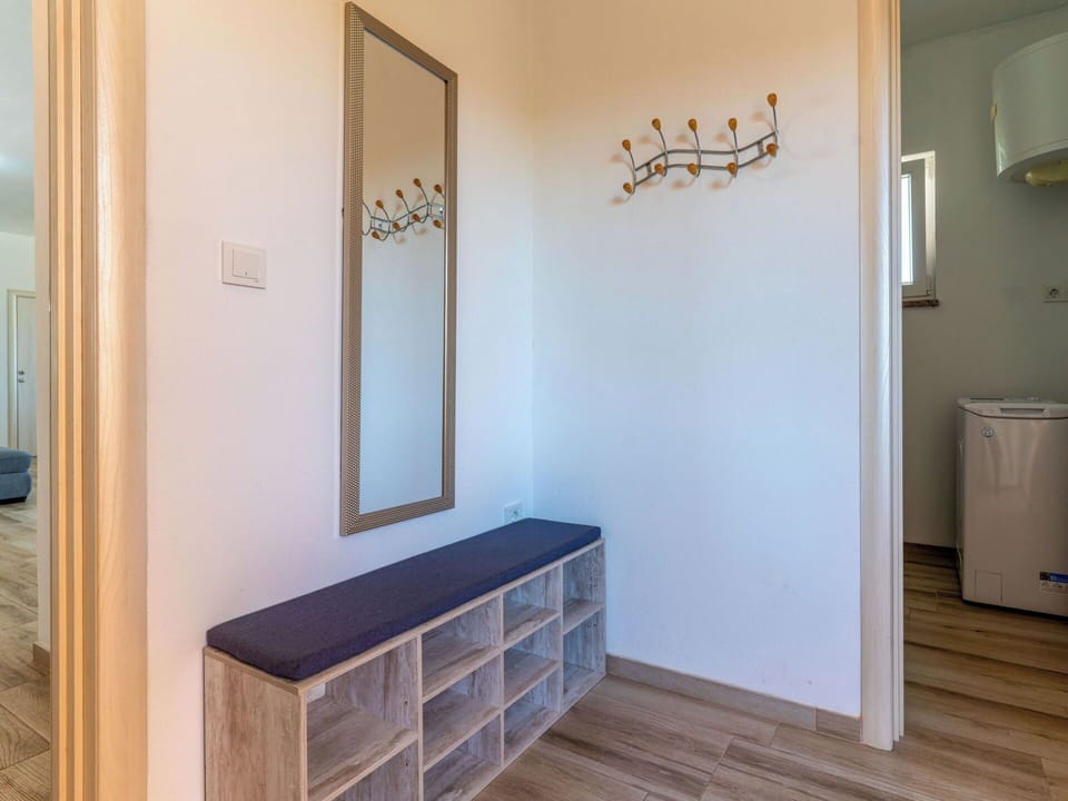 Flooring, Wall, Floor, Wood, Interior Design, Wood Flooring, Room, Furniture, Lighting, Laminate Flooring