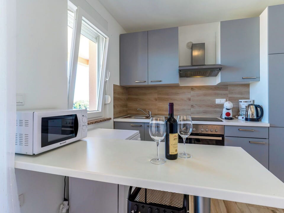 Countertop, Kitchen, Furniture, Interior Design, Kitchen Appliance, Cabinetry, Flooring, Major Appliance, Wood, Floor