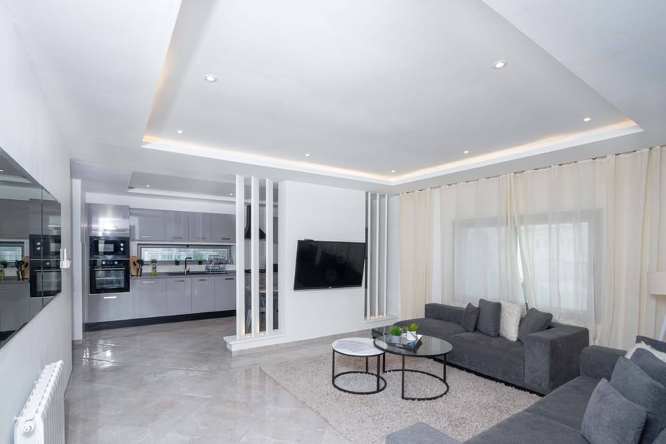 Deluxe Apartment, City View | Living area