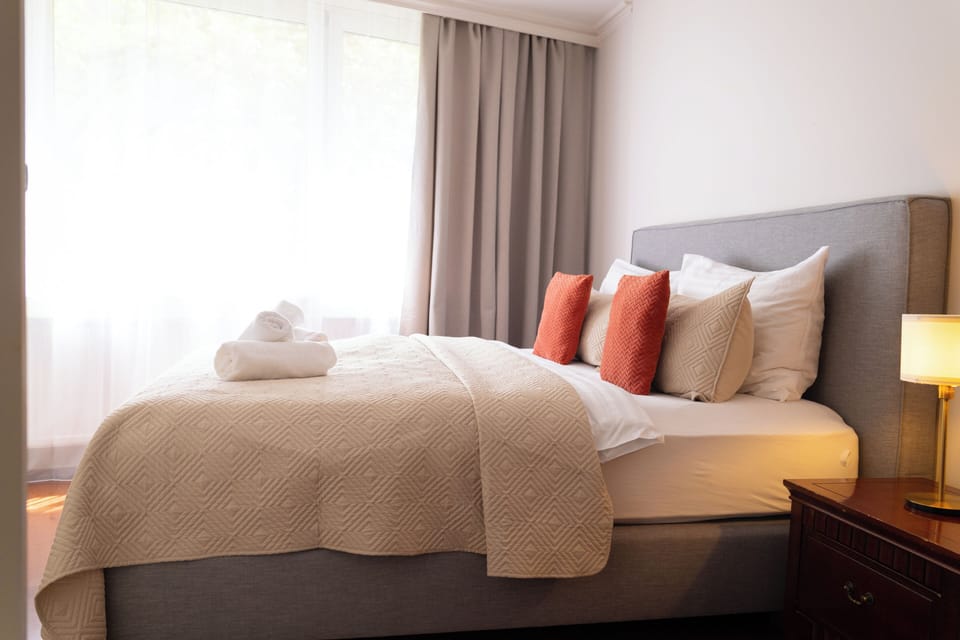 Family Room, Courtyard View | In-room safe, soundproofing, WiFi (free)