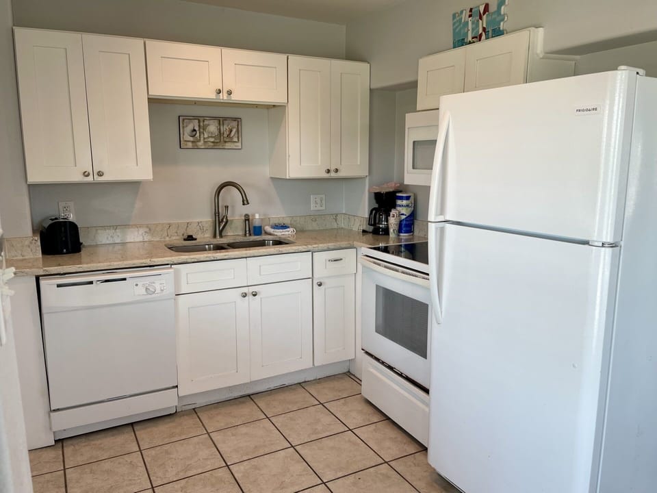 Condo, 1 Bedroom | Private kitchen