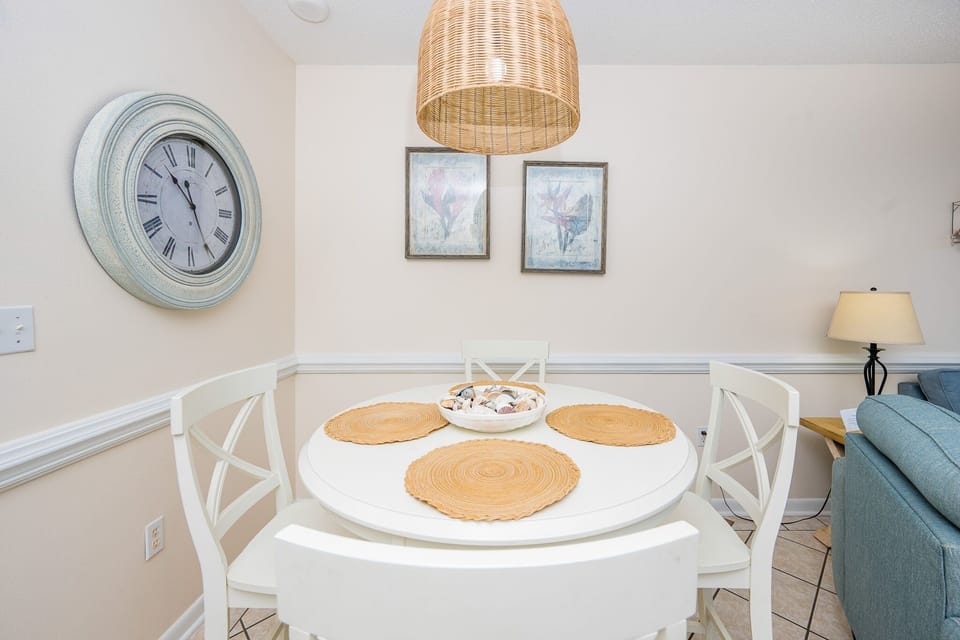 Condo, 2 Bedrooms | Dining