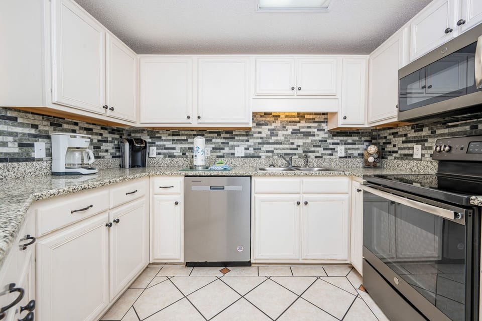 Condo, 2 Bedrooms | Private kitchen | Fridge, oven, coffee/tea maker