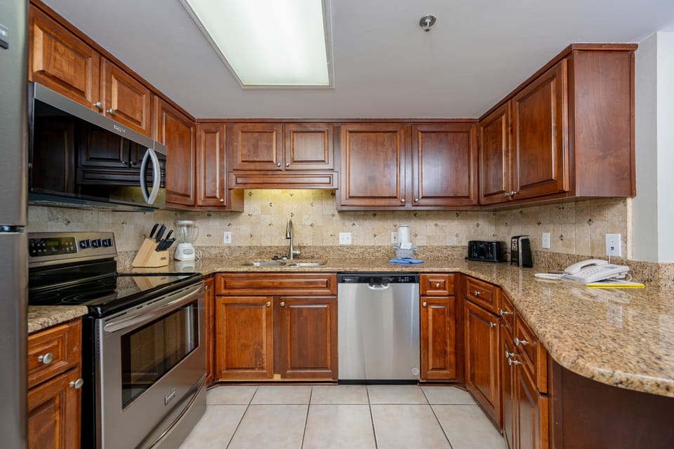 Condo, 2 Bedrooms | Private kitchen | Fridge, oven, coffee/tea maker