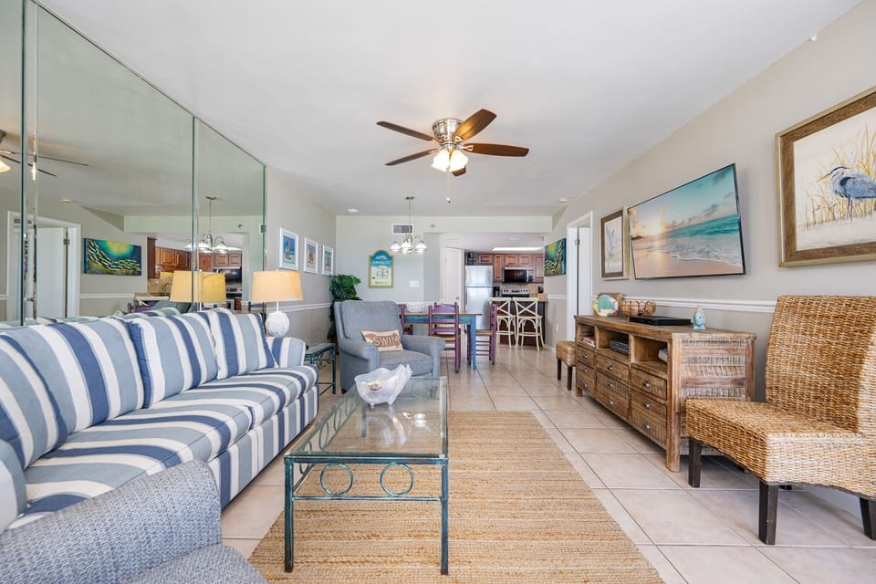 Condo, 2 Bedrooms | Living area