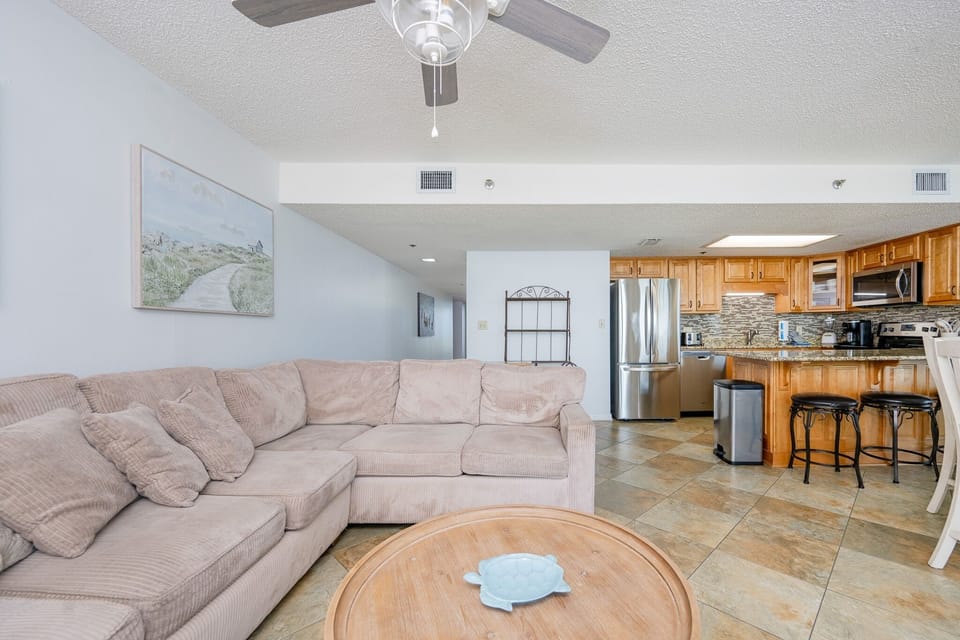 Condo, 3 Bedrooms | Living area