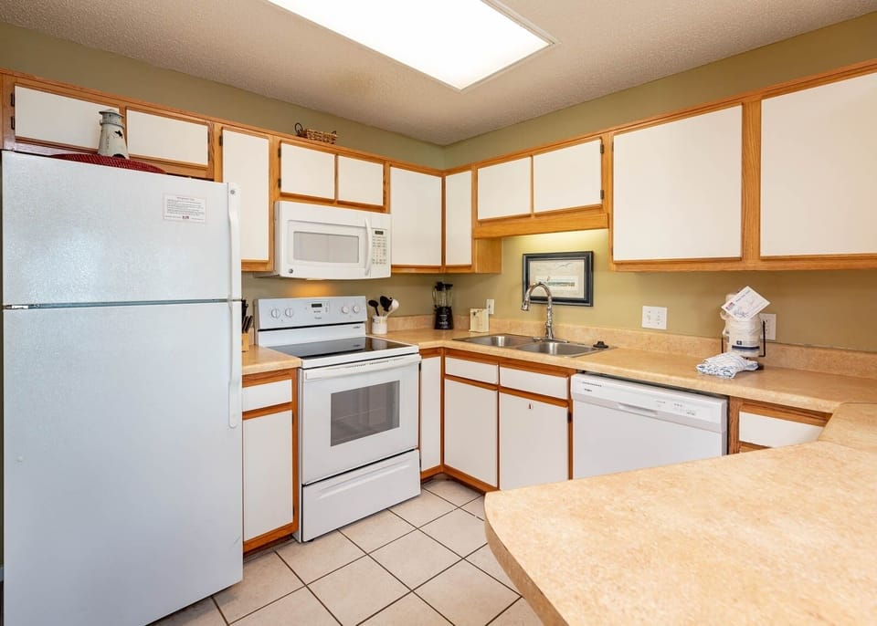 Condo, 2 Bedrooms | Private kitchen | Fridge, oven, coffee/tea maker