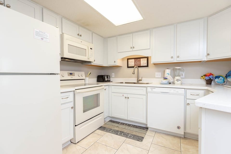 Condo, 2 Bedrooms | Private kitchen | Fridge, oven, coffee/tea maker