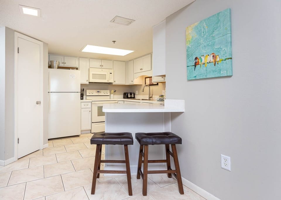 Condo, 2 Bedrooms | Private kitchen | Fridge, oven, coffee/tea maker