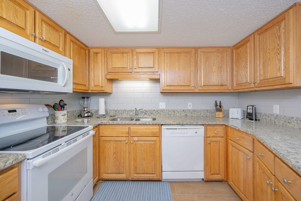 Condo, 2 Bedrooms | Private kitchen | Fridge, oven, coffee/tea maker