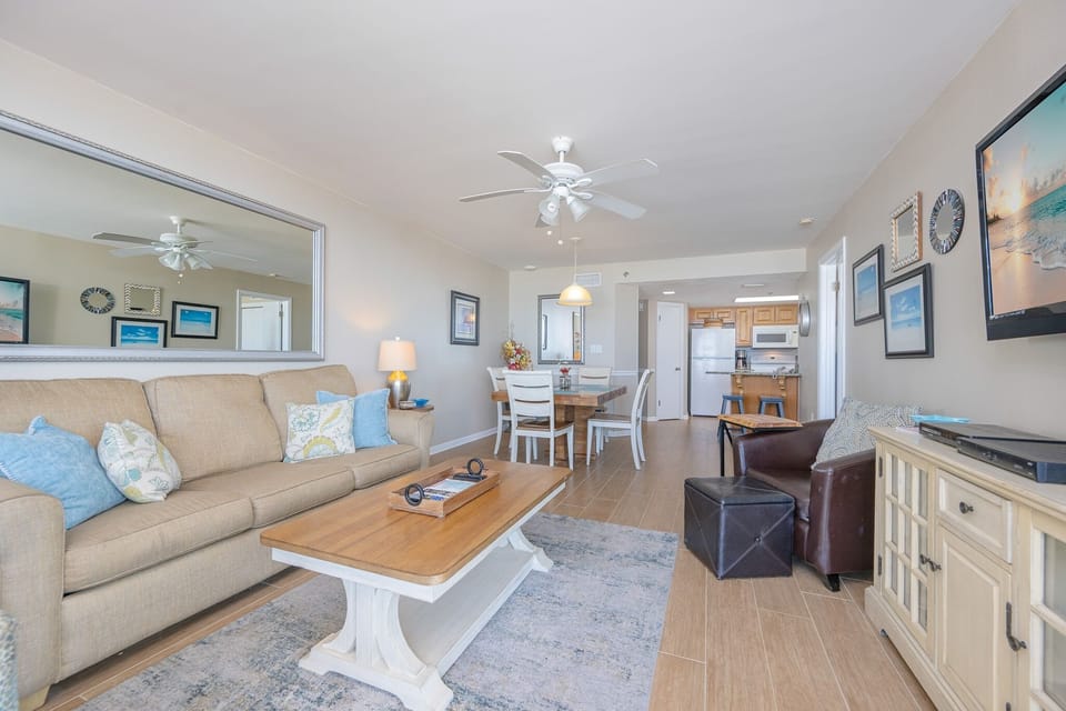 Condo, 2 Bedrooms | Living area