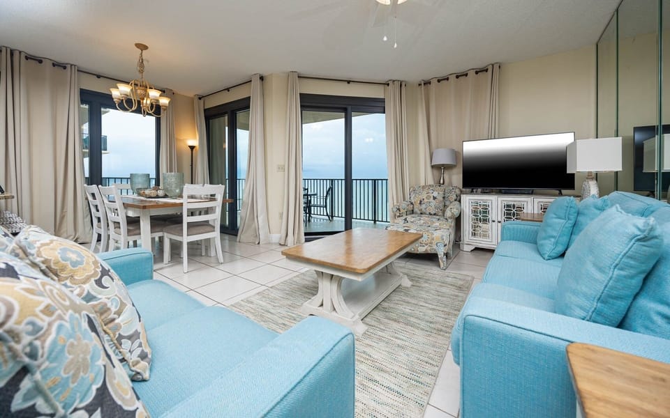 Condo, 3 Bedrooms | Living area
