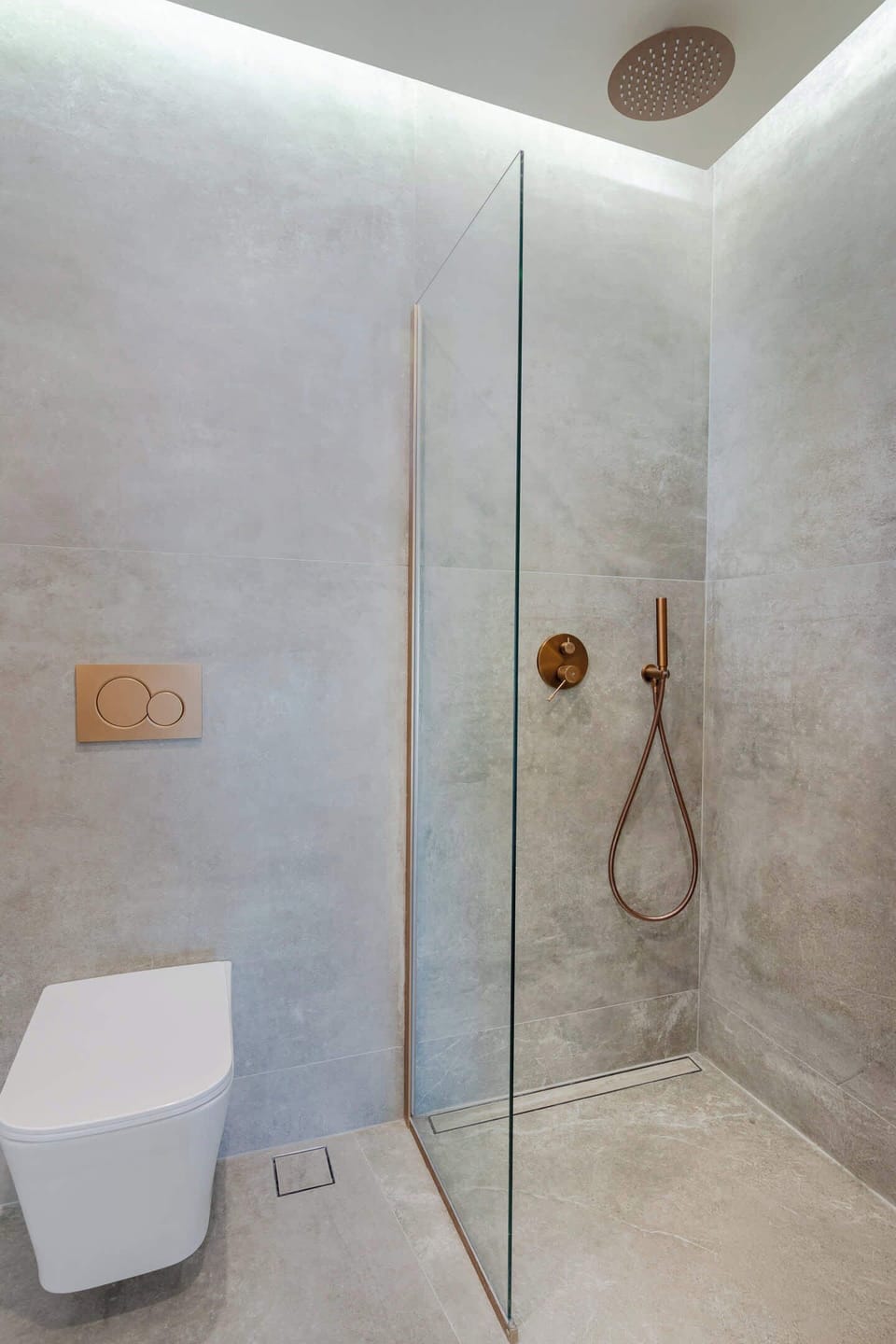 Clean and Minimal Shower Area with Modern Fixtures
Additional bathroom space featuring a sleek walk-in shower with high-quality fittings and a clean, minimalist design.